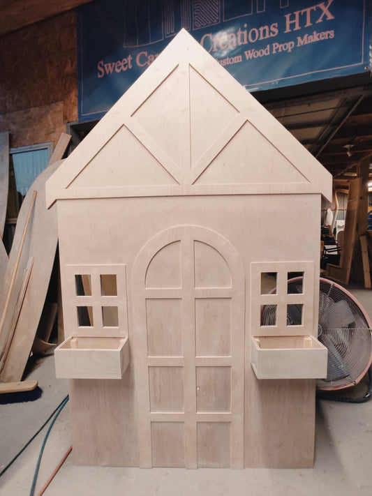 WOOD HOUSE WITH FRONT PLANTER